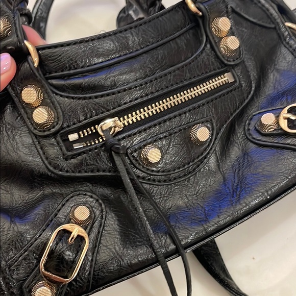 City Inspired Black Crossbody Handbag - Picture 5 of 11